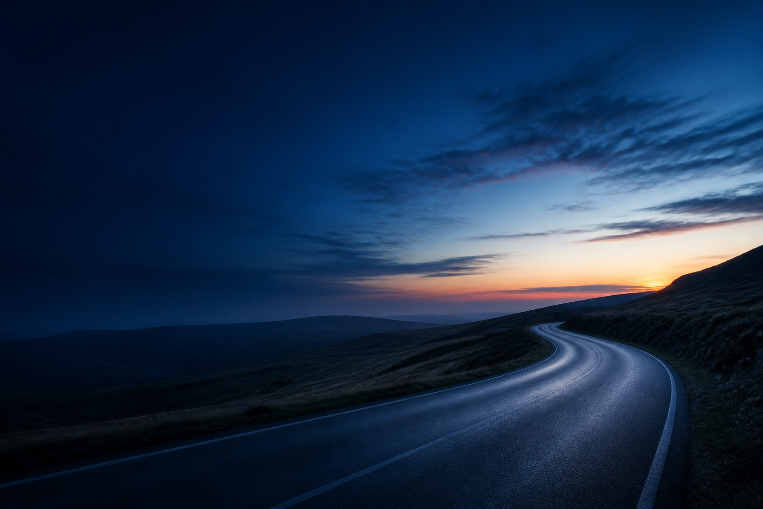 Markenfreier Pkw auf einer ruhigen Straße im frühen Morgenlicht
